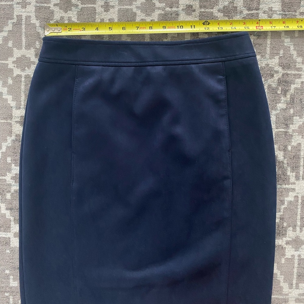 EUC Ann Taylor Loft 8 navy pencil skirt, pockets, faux suede, lined, back slit - Picture 4 of 14